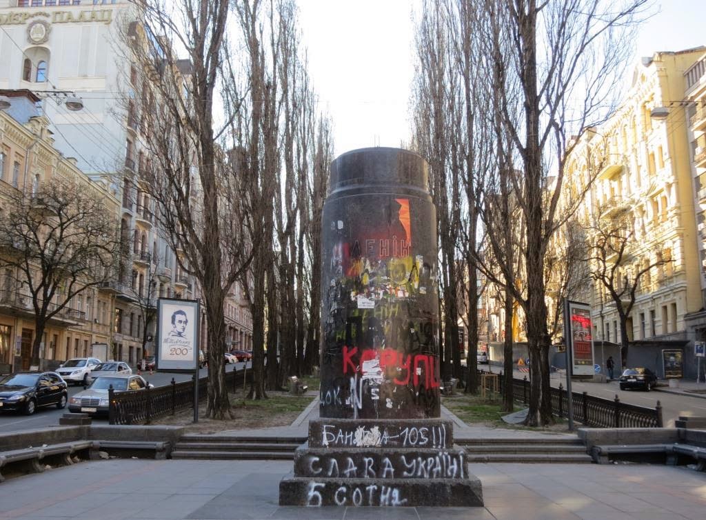 zerstoertes-Lenindenkmal-in-Kiev